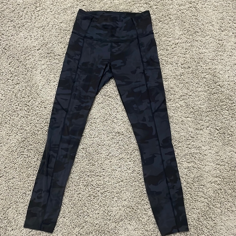 Lululemon size 6 camo leggings
